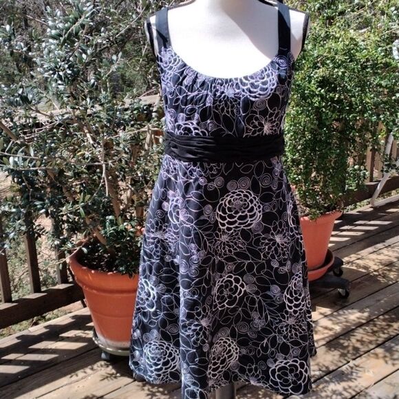 Evan-Picone Black Embroidered Dress - Picture 2 of 11